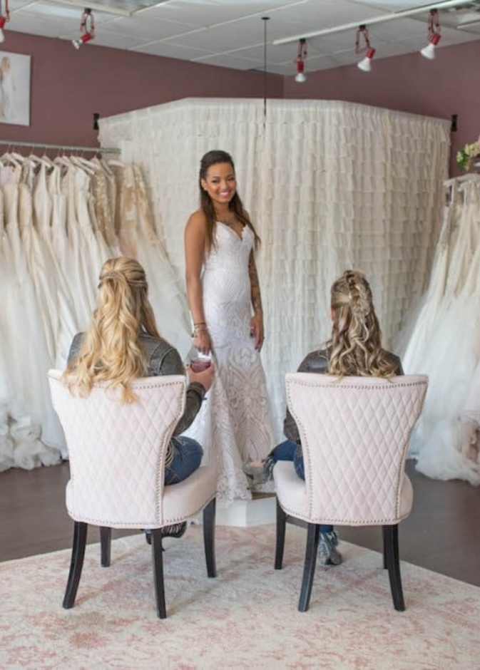 اختاري مرافقيك إلى موعد التسوق لشراء فستان الزفاف بعناية بحيث لا يكون عددهم أكبر مما يجب