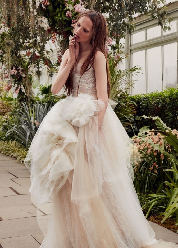 فستان أوف وايت