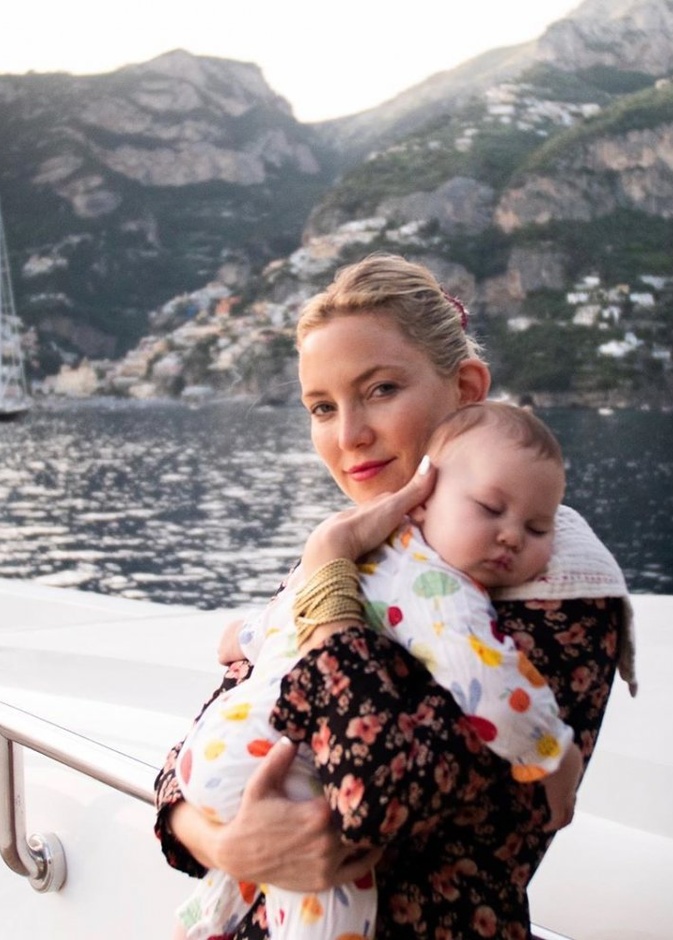 يبدو أن أجواء السواحل الإيطالية كانت مريحة لراني ابنة كيت هادسون