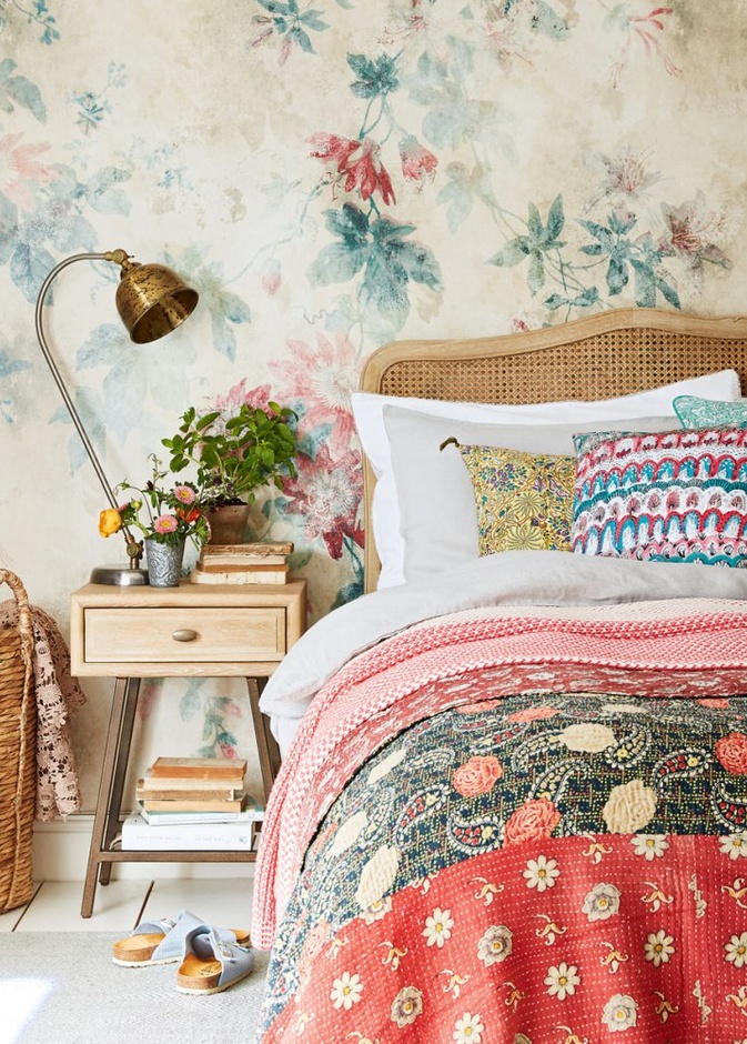 نقشات الورود تضيف الحيوية والبهجة على ديكور غرفة النوم