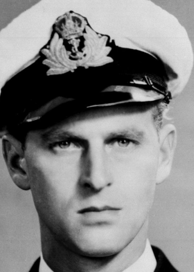 خدم الأمير فيليب في الحرب العالمية الثانية على متن السفينة الحربية HMS Wallace وساهم في إنقاذ حياة الكثيرين من الجنود