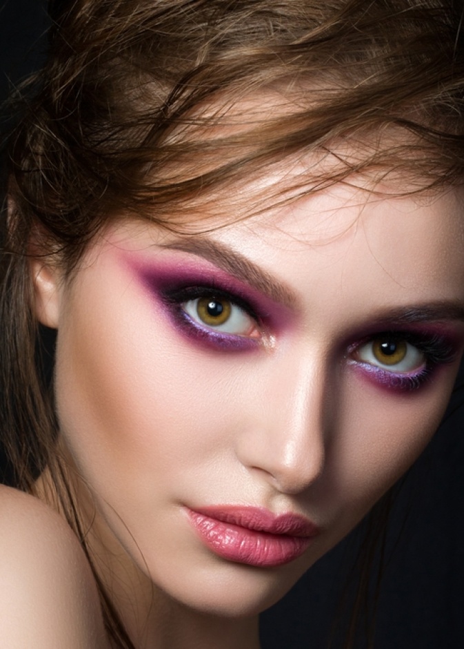 أضفي لونًا زهريا فوق تجعدك وامزجيه في تجعدك بفرشاة عينيه