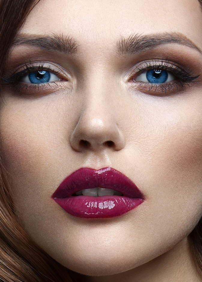 شفاه حمراء جذابة