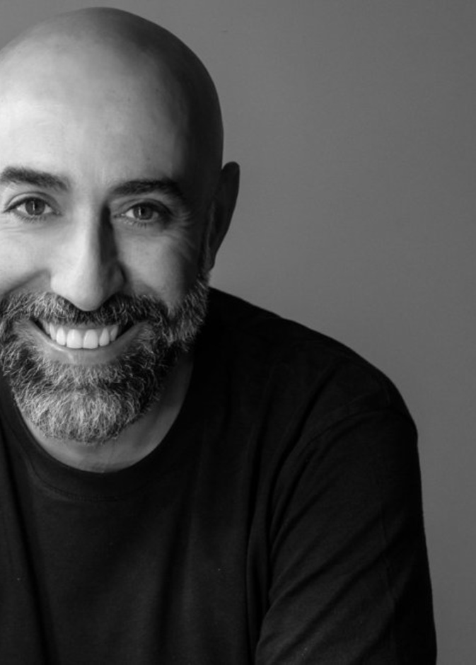 مصمم الأزياء ربيع كيروز