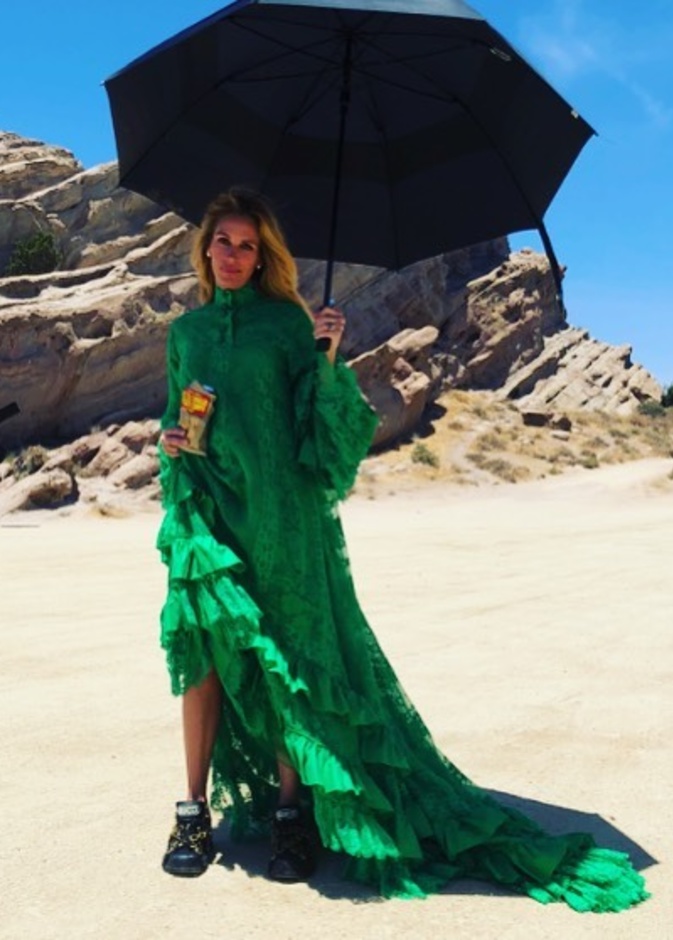 اختارت جوليا روبرتس أن تقضي يومها الصيفي الحار بفستان أخضر طويل ومظلة سوداء 