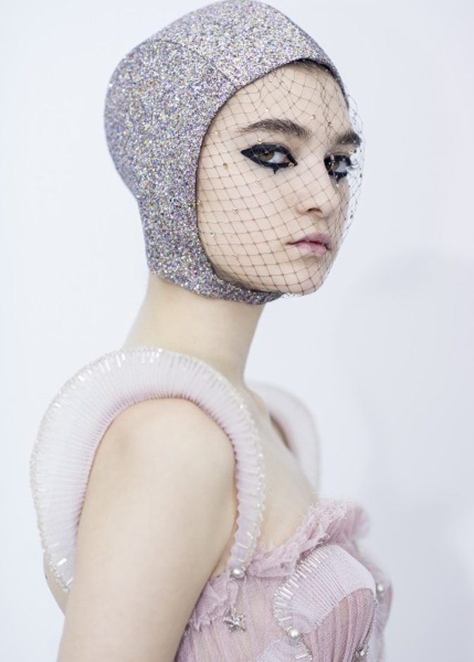 إطلالة جمالية جريئة وملفتة من عرض Dior Haute Couture 