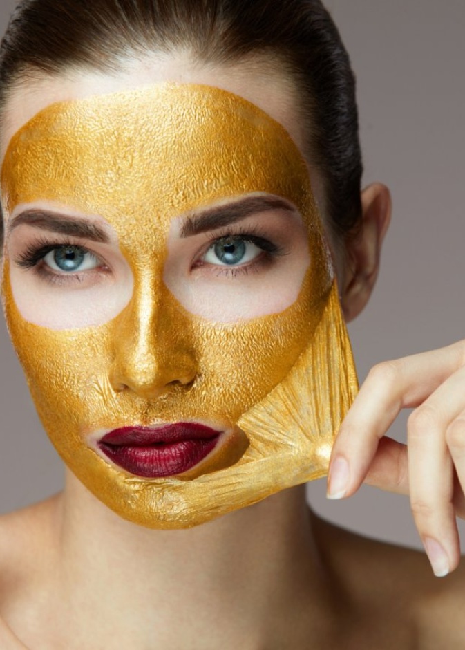 طرق استخدام ماسك الذهب لاعادة نضارة البشرة