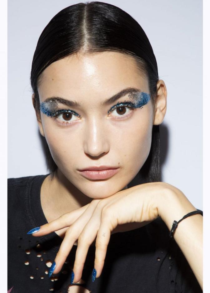 طريقة وضع الوان مكياج خضراء صارخة موضة صيف 2019 من Christian Siriano