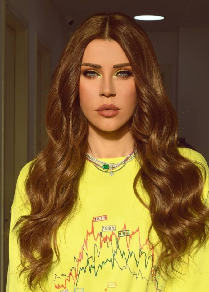  ظلال عيون أبيض مع أحمر شفاه برتقالي