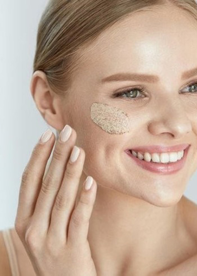 ضعي القليل من زبدة الشيا على خدودك وقومي بتدليكها بنعومة بحركات دائرية للحصول على خدود ممتلئة