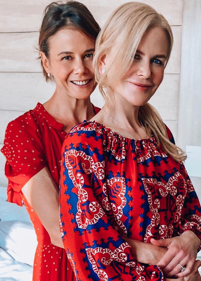 نيكول كيدمان تنشر صورة باسمة برفقة شقيقتها انطونيا .. هل ترون شبها بينهما؟