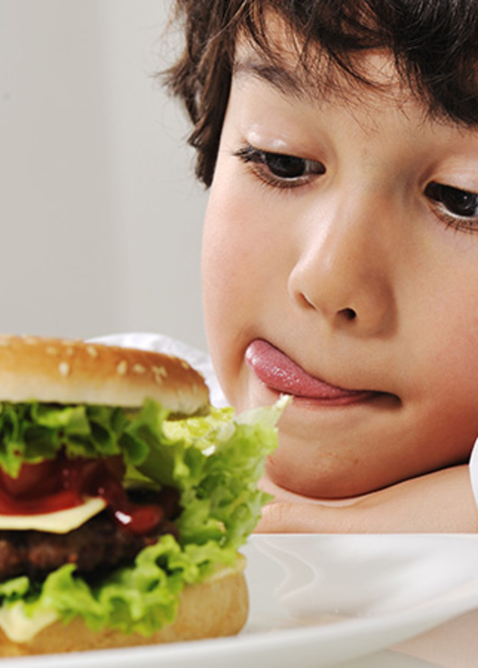 أضرار الإفراط في تناول الوجبات السريعة على صحة الأطفال