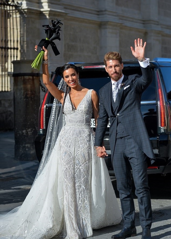 إطلالة أنيقة وساحرة لسيرجيو راموس والإعلامية الإسبانية بيلار روبية في حفل زواجهما الذي أقيم في إشبيلية 