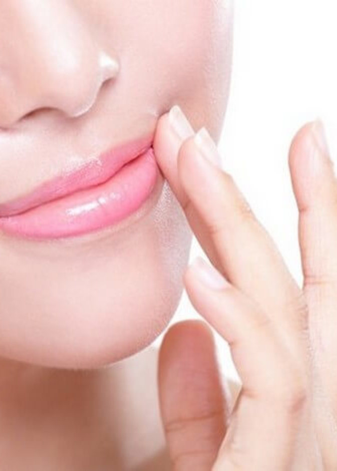 استخدام الكوب لنفخ الشفايف مضر جداً لشفايفك وقد يسبب أعراض كثيرة من أهمها هبوط في الشفاه