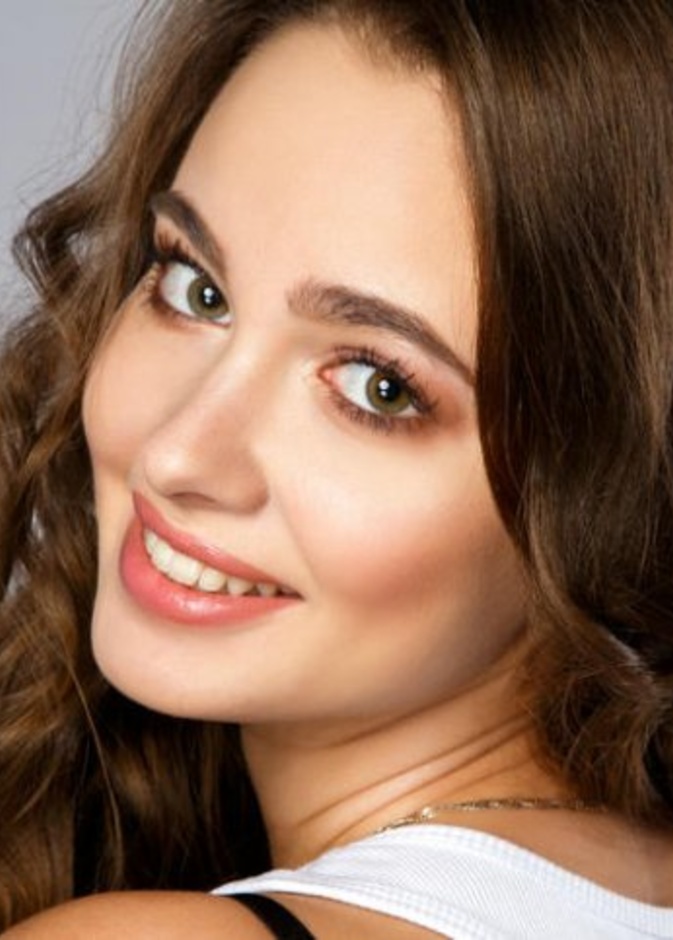 الكنتور هو خدعة مكياج صغيرة مفيدة يمكن أن تساعدك على إنشاء شكل أنفك المثالي