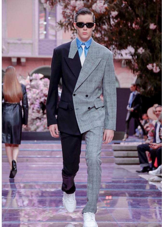 إطلالة سوداء وملفتة للرجل على طريقة دار ‏Versace