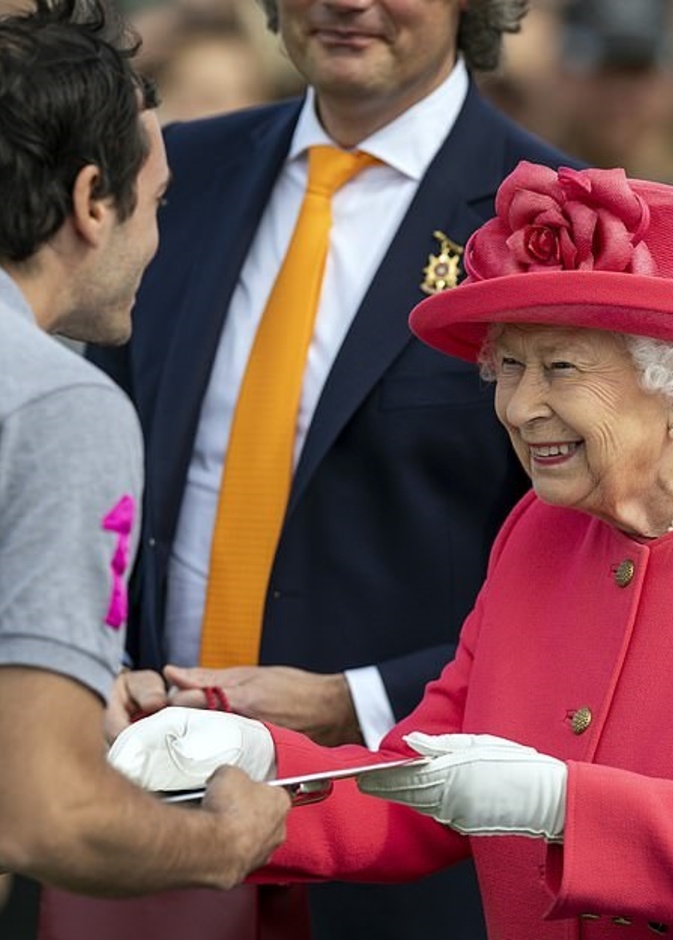 بابتسامة عريضة وإطلالة وردية مشرقة حضرت الملكة إليزابيث بطولة البولو Cartier Queen's Cup