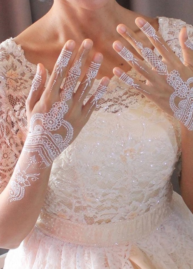 تعلمي خطوات تمير نقش حناء ناعم لليدين