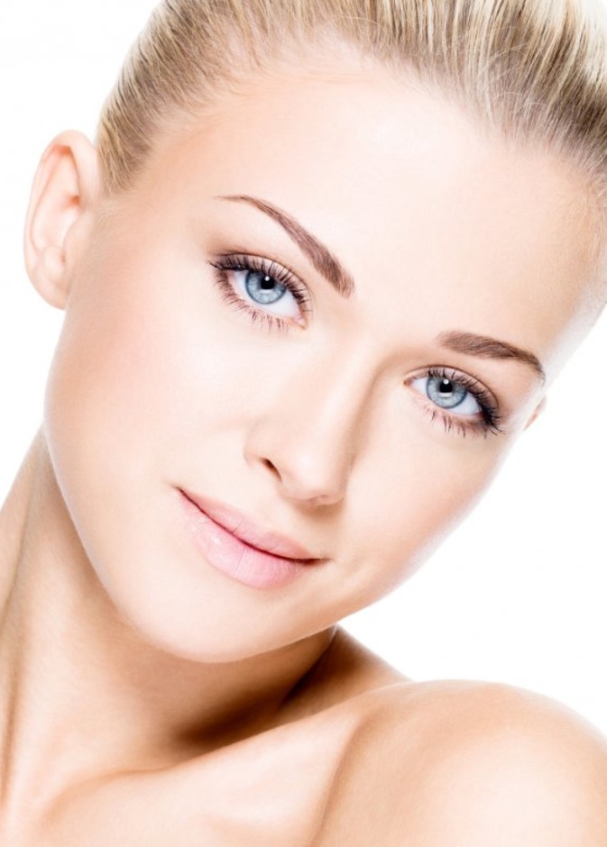 يحوي زيت إكليل الجبل خصائص للعناية بالبشرة على الدوام