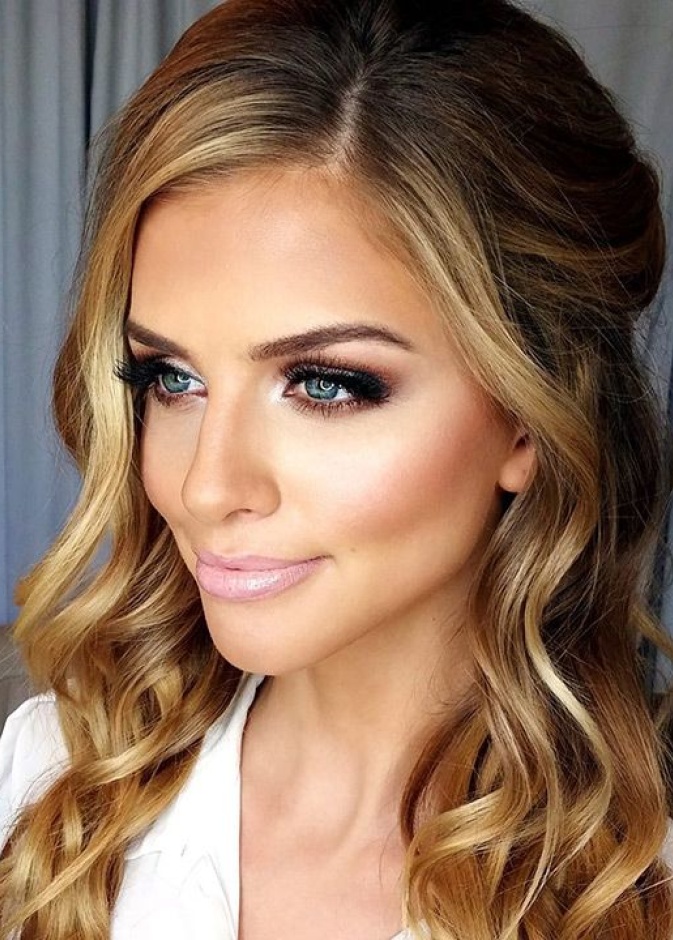 استوحي إطلالة العيون الترابية من الفنانة جينيفر لوبز واستخدميها في زفافك للحصول على مكياج خفيف، ناعم