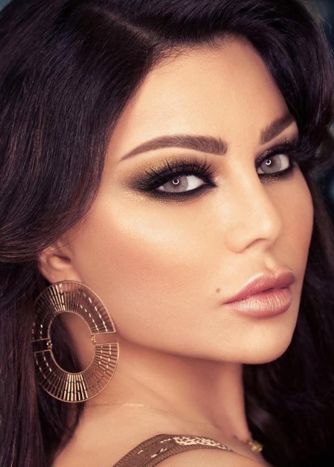 مكياج انيق بالايلانير الرفيع بانامل بسام فتوح