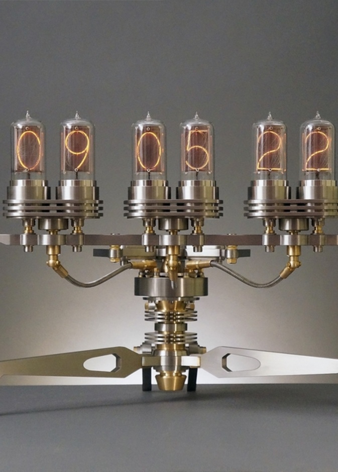 ساعة الطاولةنيكسي ماشينIIIمن فرانك بوشفالد تصل إلى معرض ماد غاليري