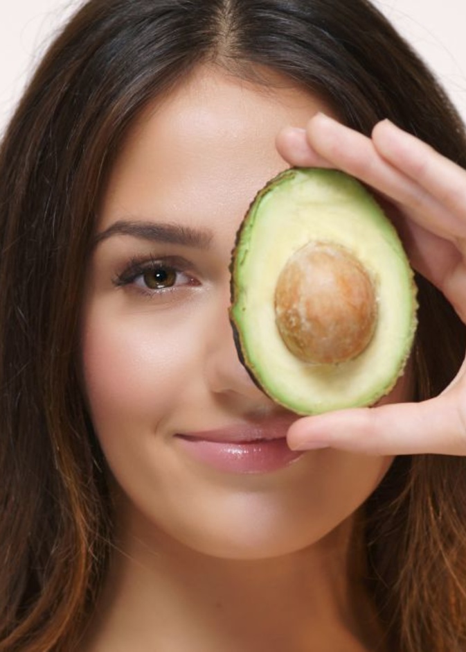 يساعد الأفوكادو على ترطيب وتنعيم الشعر