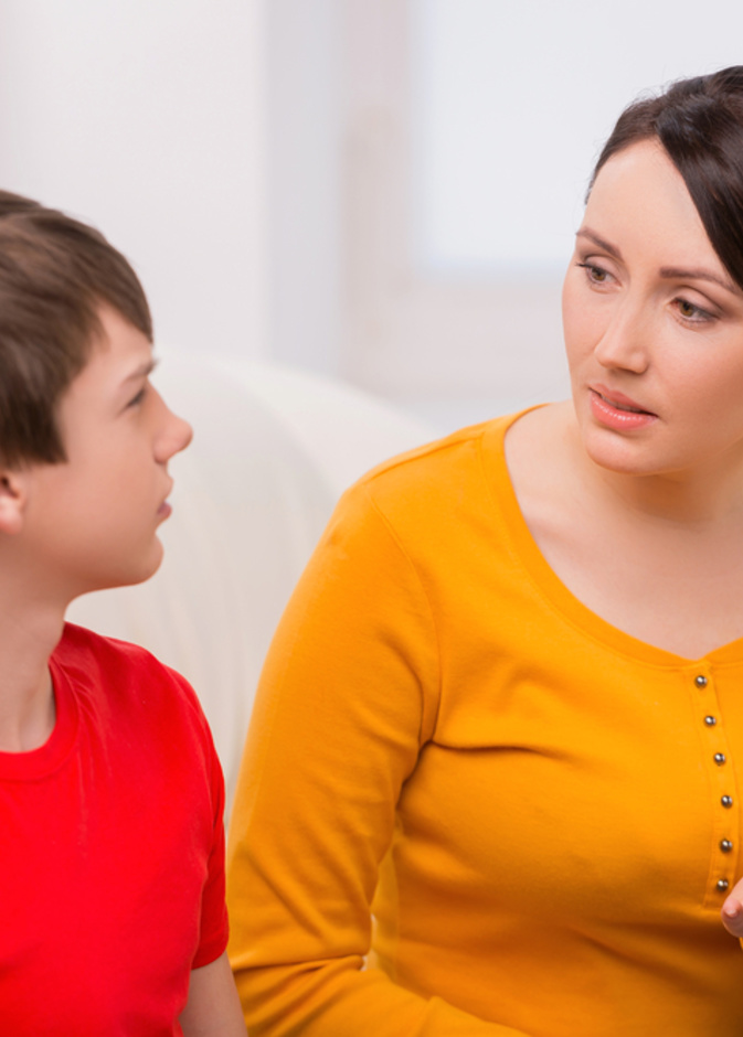 كيف تتعامل الأم مع ابنها المراهق الكذاب