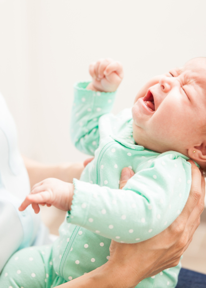 كيفية تحديد سبب بكاء الرضيع ليلا