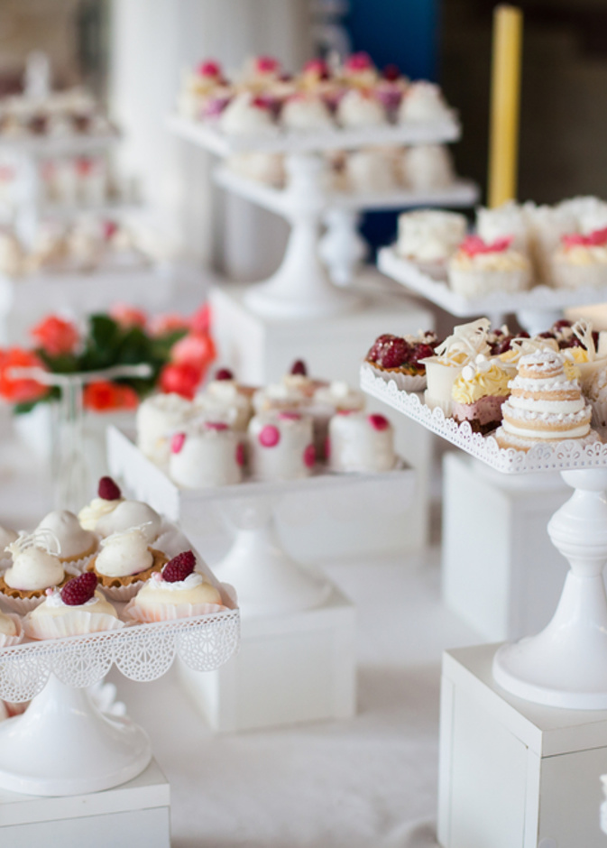 استخدمي المرطبانات والشرائط كاكسسوارات لتزيين البوفيه