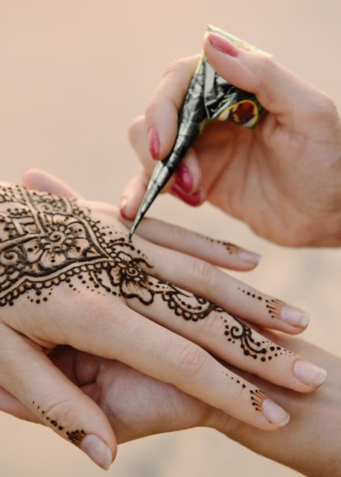 تعرفي على نقش الحناء الناعم لعروس الرومانسية واحصلي على إطلالة فاخرة