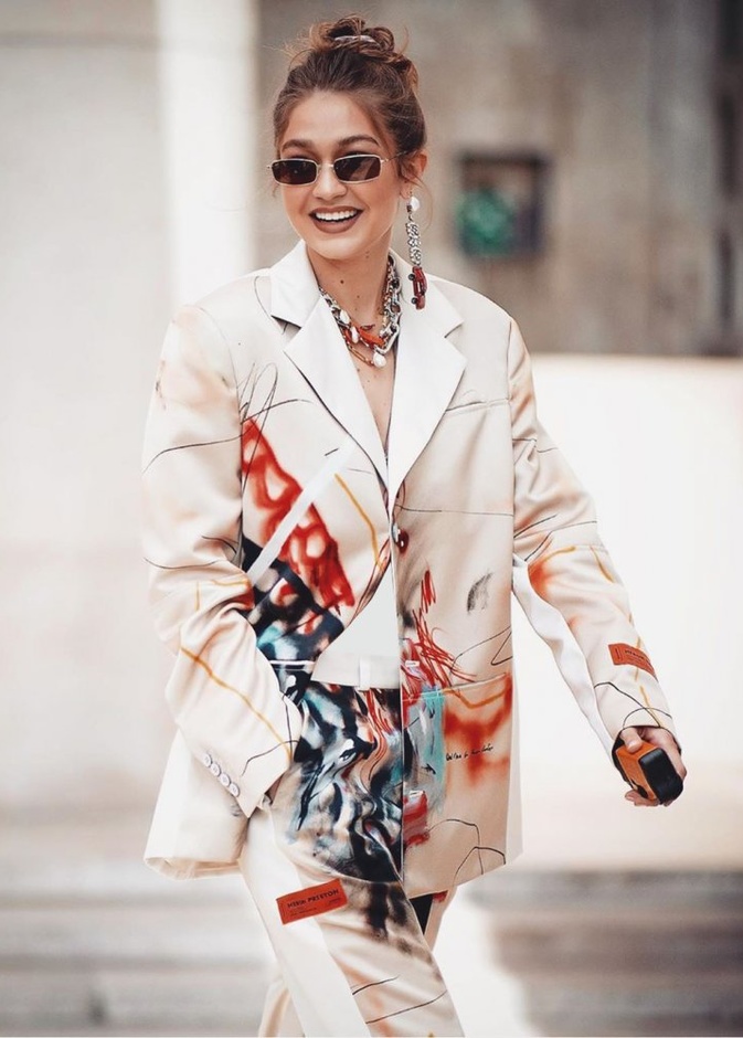 إطلالة عصرية ومميزة ظهرت بها جيجي حديد في باريس