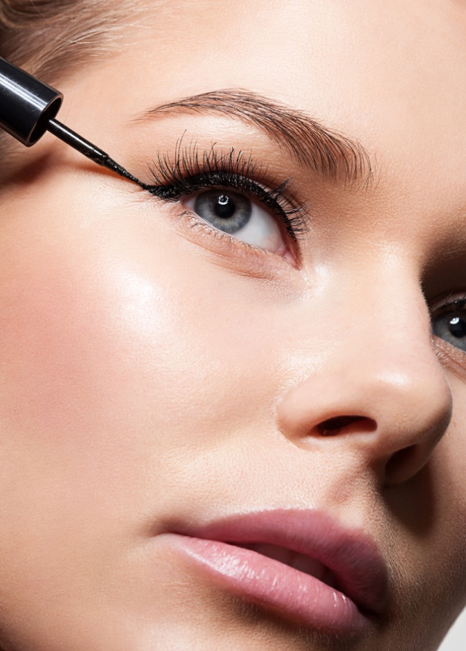 ارسمي الآيلاينر باسلوب يلائم شكل عينيك