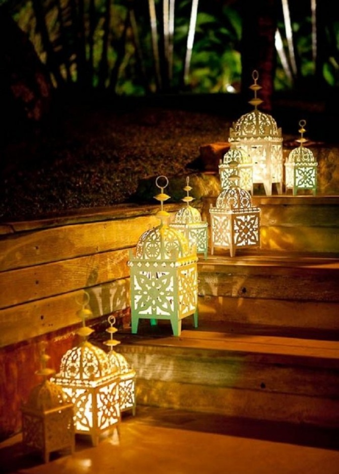 إنارة حديقة المنزل موجهة على الأشجار