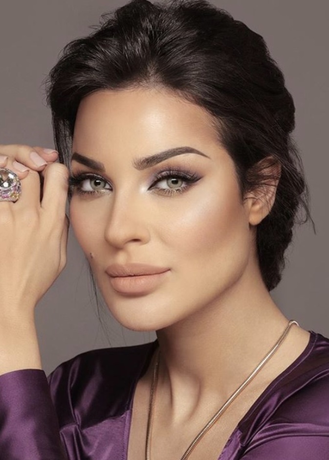 عدسات لاصقة عسلية مستوحاة من مايا دياب