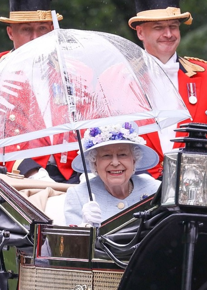 الأمير تشارلز رافق الملكة إليزابيث إلى السباق