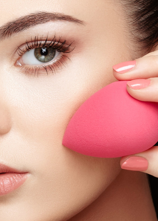 استخدمي البيوتي بلاشر لتطبيق أحمر الخدود على تفاح الخدين والحصول على مكياج مثالي