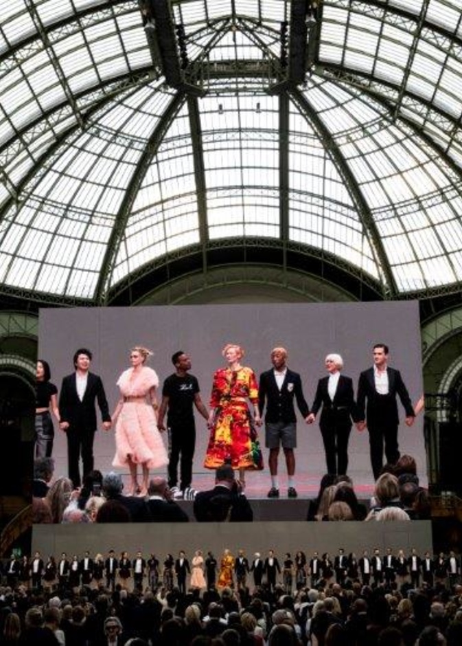 CHANEL وFENDI وKARL تكّرم كارل لاغيرفلد على طريقتها