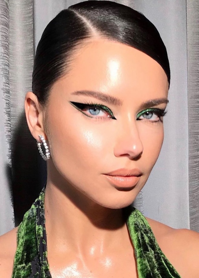 بيلا حديد Bella Hadid بالآيلاينر العريض مع البرق