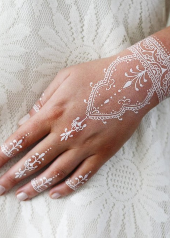  فوائد وأضرار الحناء على بشرة العروس
