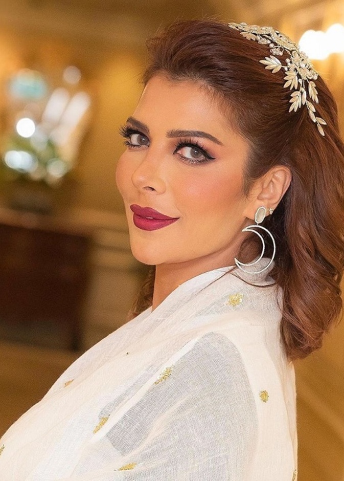 اصالة نصري بمكياج بنفسجي مشرق