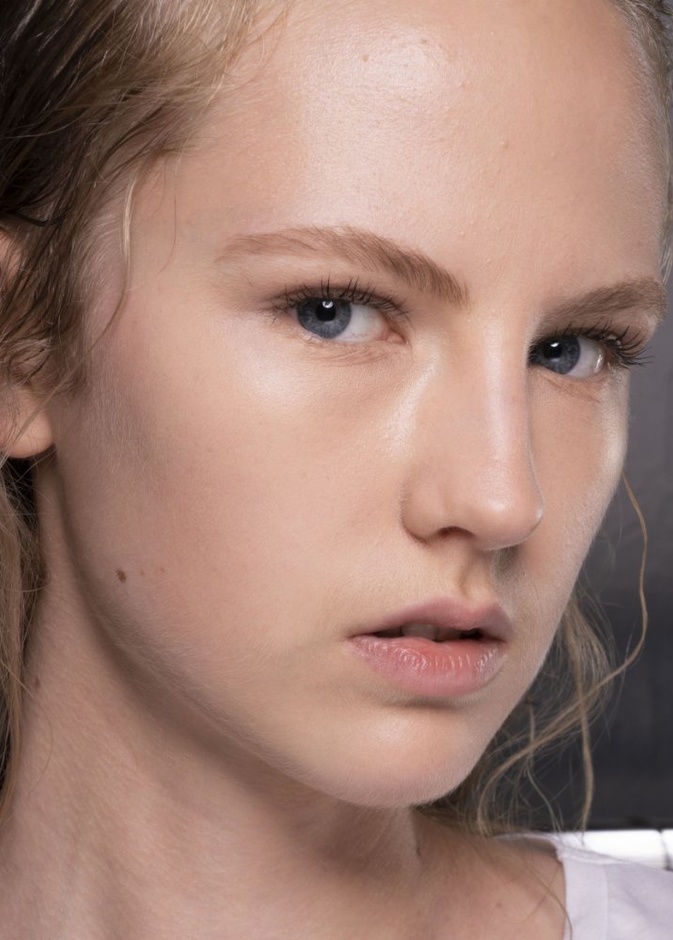  رسم الحواجب المقلمة احدث صيحات الموضة في صيف 2019 من Arthur Arbesser