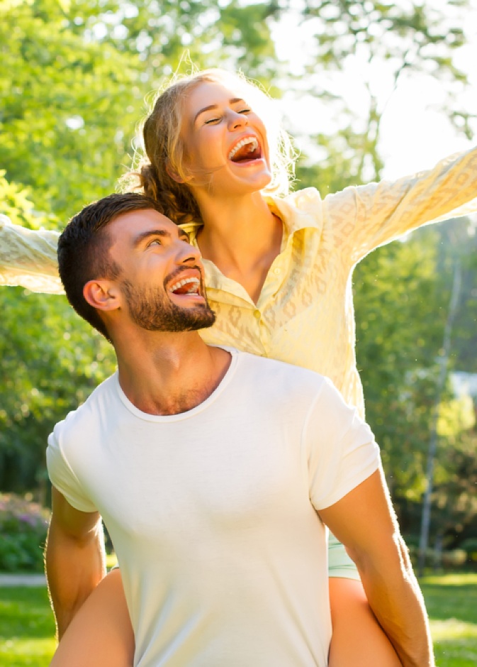 الرجل يعشق المرأة الرومانسية