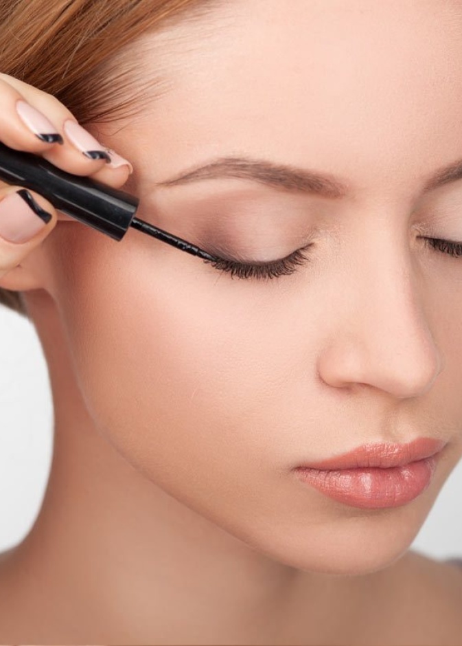 ارسمي الكحل السائل بمحاذات الرموش ونحو الخارج