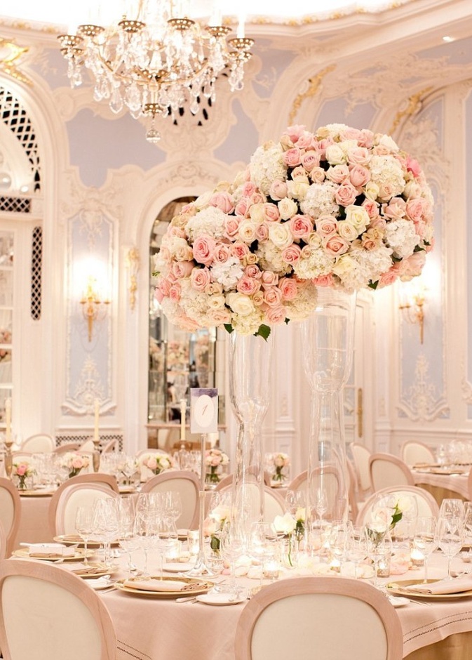 أدخلي اللون الوردي الى فساتين الوصيفات وباقة الورود