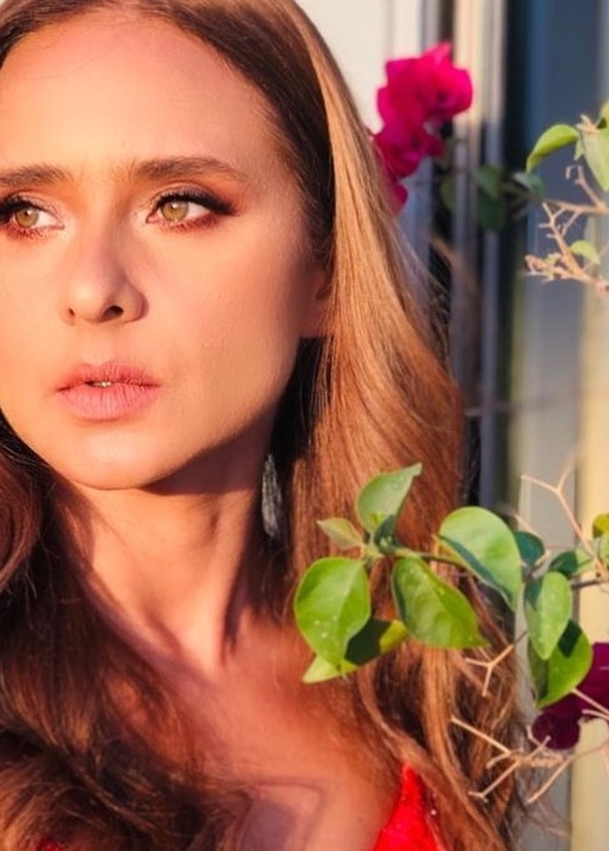 نيللي كريم تشارك جمهورها بإطلالة جمالية ناعمة تُظهر جمال عينيها