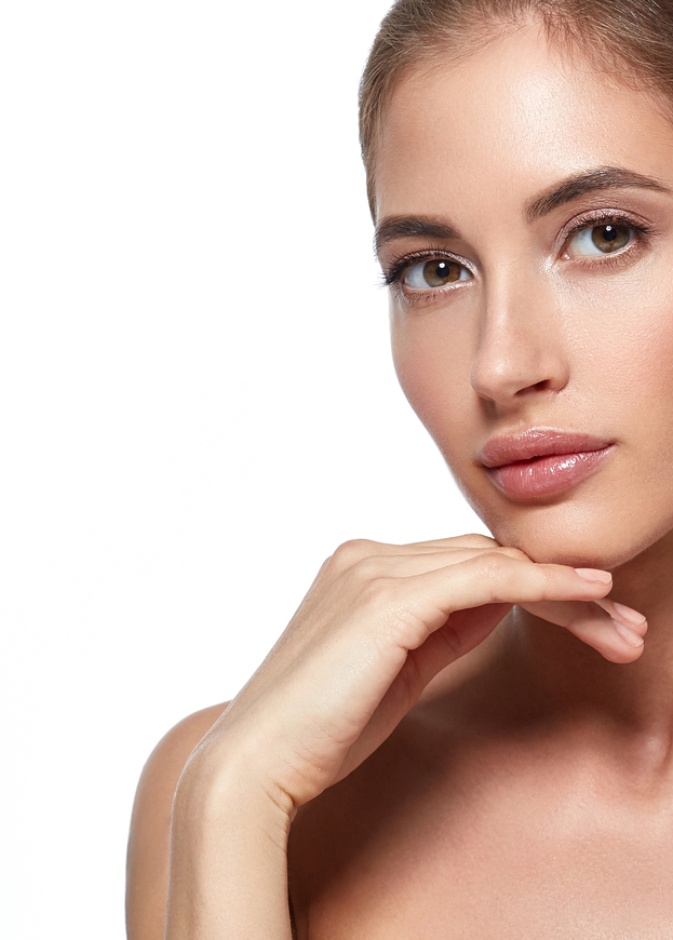 اجمعي الخطوط المنقطة بخطوط قاسية على جوانب الانف للحصول على طول الانف