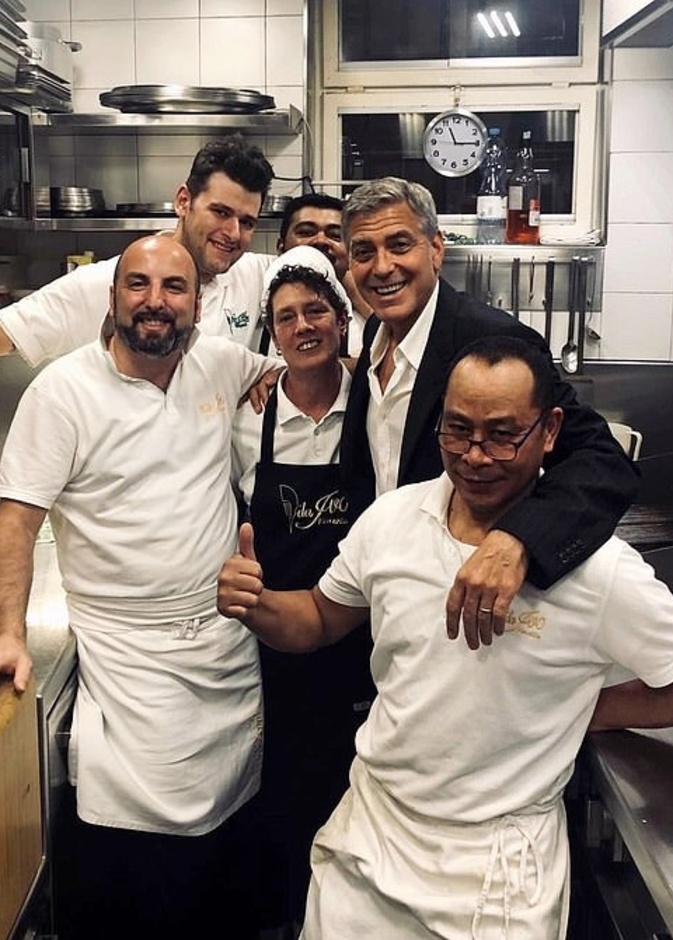 مجموعة من الطهاة يعبرون عن إعجابهم بجورج كلوني في صورة التقطوها معه في مطبخ إحدى مطاعم فينيسيا