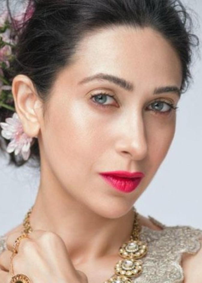  كاريشما كابور Karisma Kapoor تحتفل بعيد ميلادها بصحبة أفراد عائلتها.