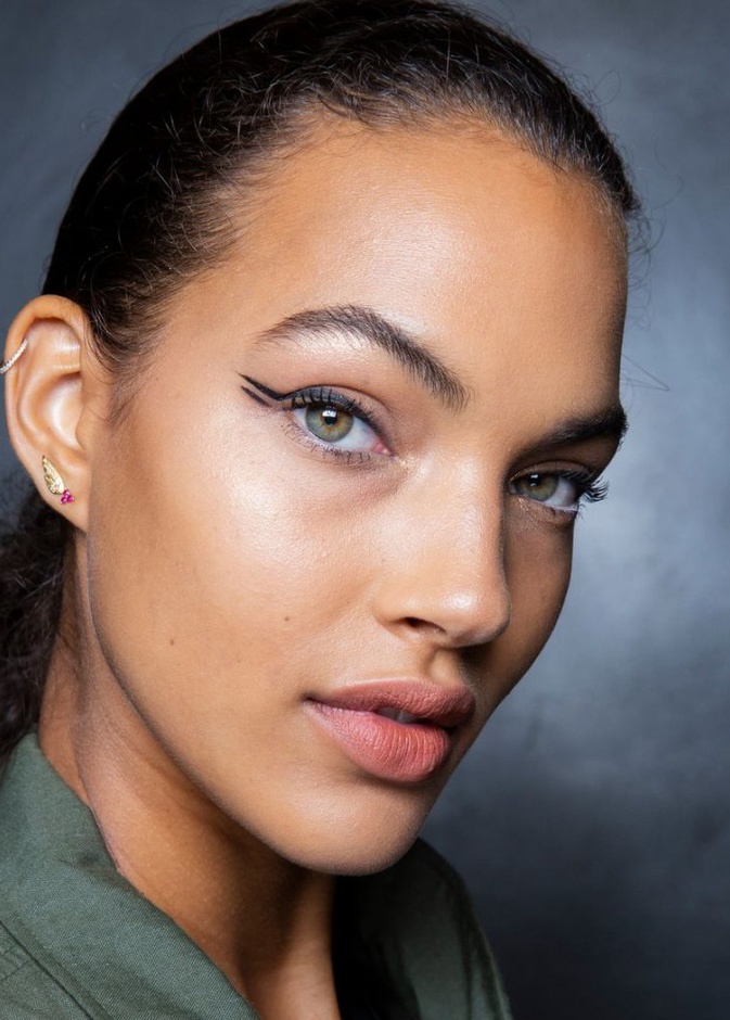 رسمات آيلاينر مبتكرة وعريضة من Libertine